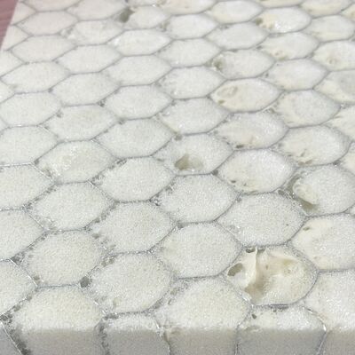 O núcleo de honeycomb de alumínio cheio de espuma pode atingir a classe de retardador de chama B1