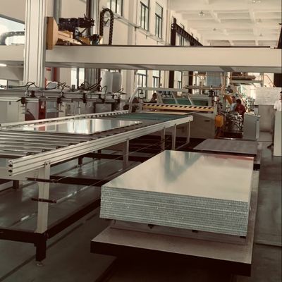 Linha de produção contínua de painéis de honeycomb de alumínio com uma capacidade de 1000 pcs por dia