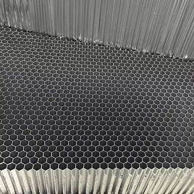 Tamanho padrão 1220 * 2440mm núcleo de honeycomb de alumínio para a indústria da construção