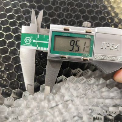 Furo de perfuração de alumínio com ranhuras Coro de favo de mel comprimento lateral 5,5 mm