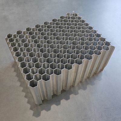 Núcleo de honeycomb de alumínio de dois pedaços adesivo usado em barreiras de teste de colisão deformáveis