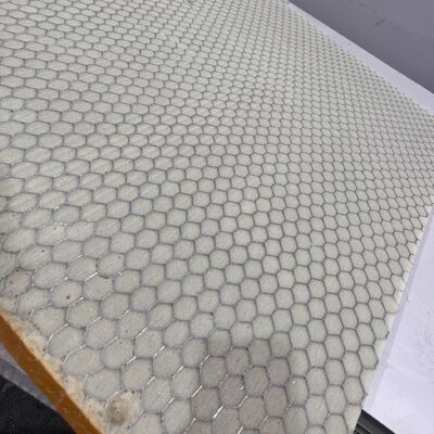 O núcleo de favo de mel de alumínio preenchido com material de espuma tem bom desempenho de isolamento térmico