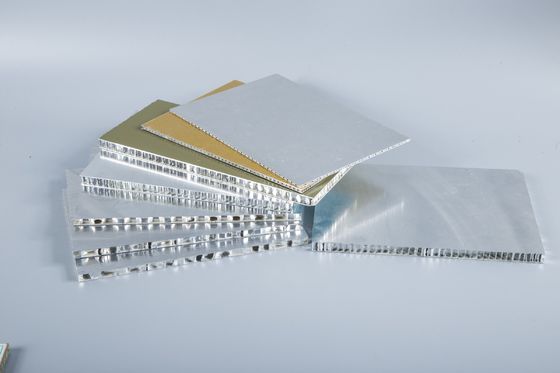 Padrão de tamanho 1220*2440mm Painéis de honeycomb de alumínio para edifícios