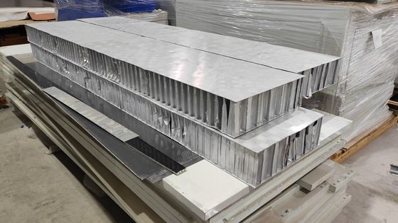 O painel de honeycomb de alumínio soldado usado no telhado flutuante interno